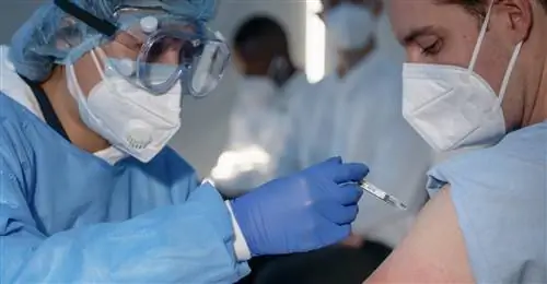 Большинство людей, вакцинированных третьей дозой, выбирают один и тот же препарат.