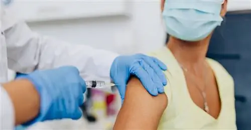 В Польше уже началась вакцинация третьей дозой вакцины Pfizer.