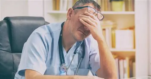 Трудоголизм польских врачей неизлечим? Эксперты бьют тревогу