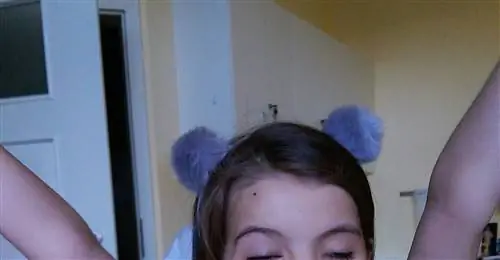 Люция, несмотря на то, что находится в коме, занимается ходьбой с физиотерапевтами.