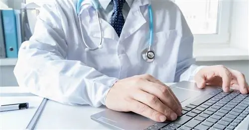 Что грозит врачу, который отговаривает от вакцинации? Юристы объясняют