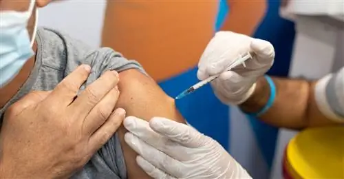 Почему в Израиле умирает так много вакцинированных людей?