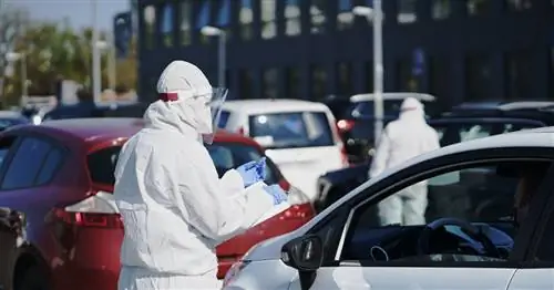 Поляки до сих пор боятся вируса. Число людей, желающих пройти вакцинацию, растет [ИССЛЕДОВАНИЯ]