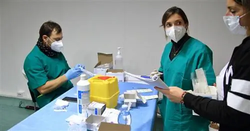 Могут ли вакцинированные против COVID-19 быть заразными? Ученые обращают внимание на важную вещь
