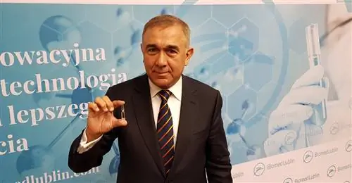 Сенатор Гжегож Челей держит ампулу с лекарством, приготовленным Biomed Lublin
