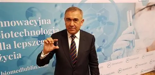 Сенатор Гжегож Челей держит ампулу с лекарством, приготовленным Biomed Lublin