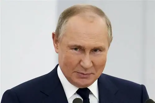 Путин ходит с красной нитью на запястье. Он думает, что это защитит его