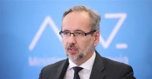 АРХИВ На архивном фото от 1 января 2020 года президент Национального фонда здравоохранения Адам Недзельски во время пресс-брифинга по оценке услуг в области детской и юношеской психиатрии в Министерстве здравоохранения в Варшаве. Премьер-министр Матеуш Моравецкий во время пресс-конференции 20 июля. объявил, что новым министром здравоохранения станет Адам Недзельский.