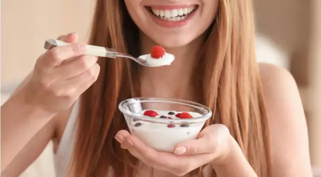7 продуктов, которые отбеливают зубы