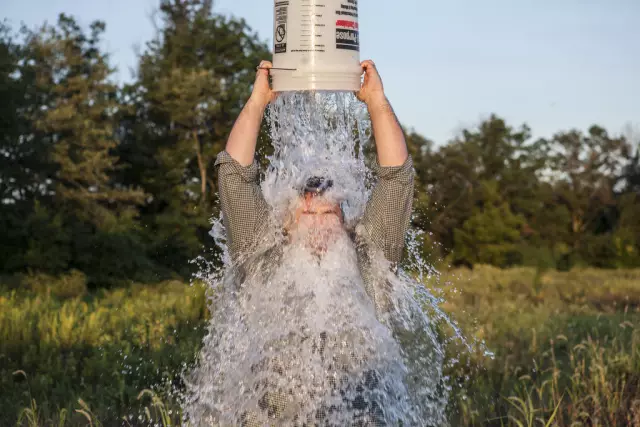ALS Ice Bucket Challenge: вылейте ведро холодной воды в их головы для священной цели