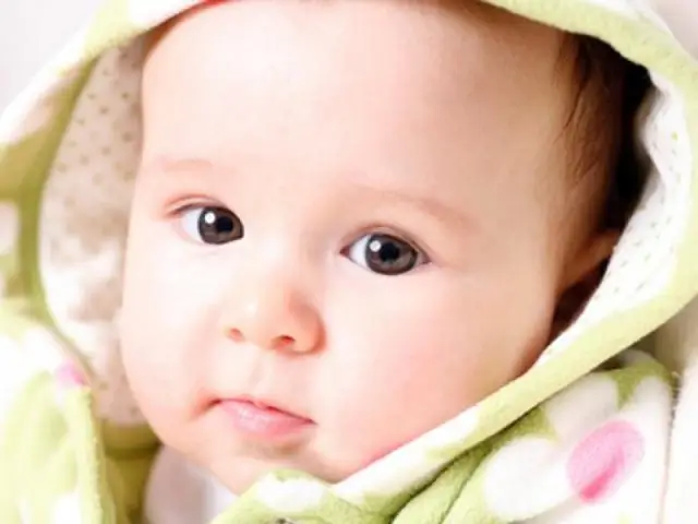 Сок чернослива: стоит ли давать его детям от запоров?