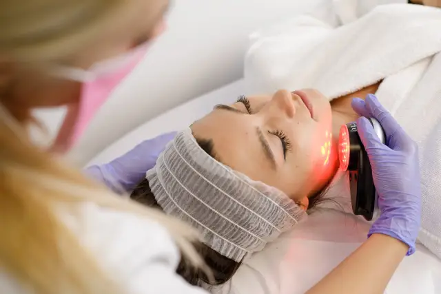 Какая маска для лица лучше всего подходит для вашего возраста?